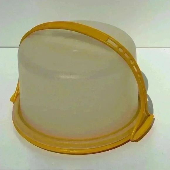 Cutest Tupperware Toy  mini cake-taker complete with lid and handle - Picture 1 of 6